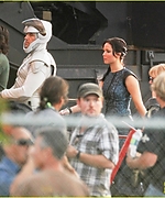 jennifer-lawrence-catching-fire-set-05.jpg