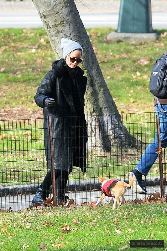 jennifer-lawrence-and-darren-aronofsky-out-at-central-park-in-new-york-march-31-2017_1201061615.jpg