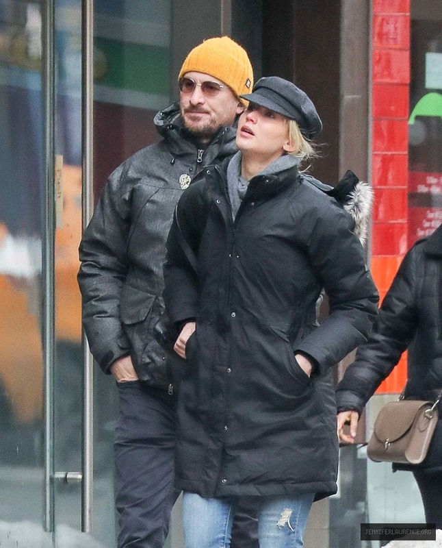 jennifer-lawrence-and-darren-aronofsky-out-in-new-york-march-17-2017_1121072936.jpg