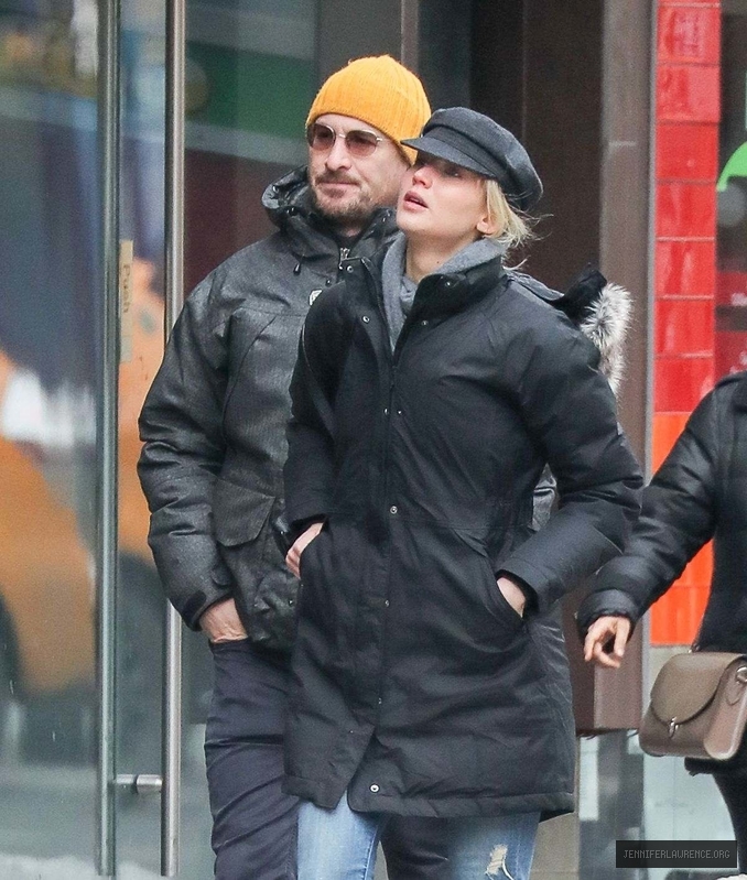 jennifer-lawrence-and-darren-aronofsky-out-in-new-york-march-17-2017_1221072936.jpg