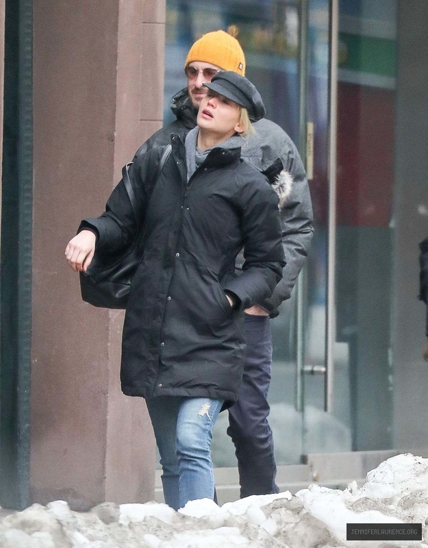 jennifer-lawrence-and-darren-aronofsky-out-in-new-york-march-17-2017_1621072936.jpg
