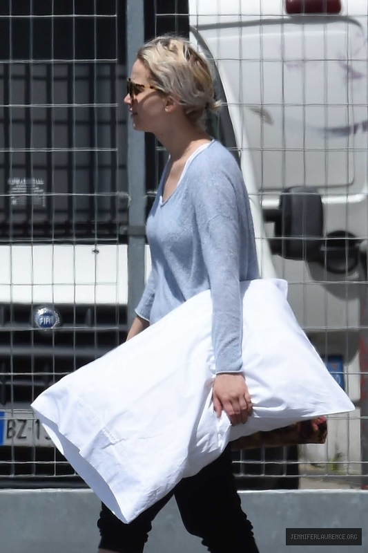 jennifer-lawrence-at-airport-in-florence_204045331.jpg