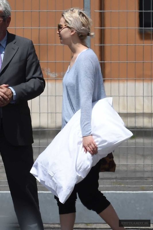 jennifer-lawrence-at-airport-in-florence_404045331.jpg