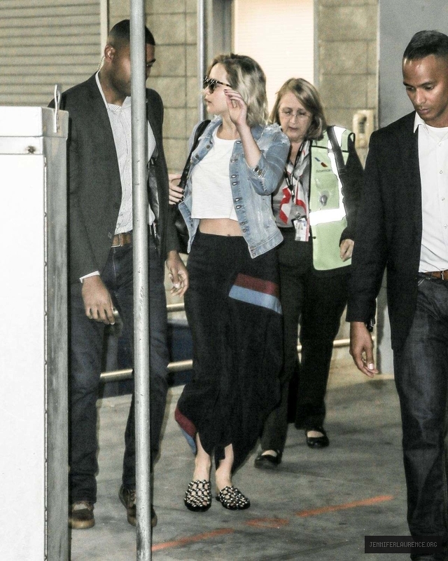 jennifer-lawrence-at-jfk-airport-in-new-york-september-23-2016_824061748.jpg