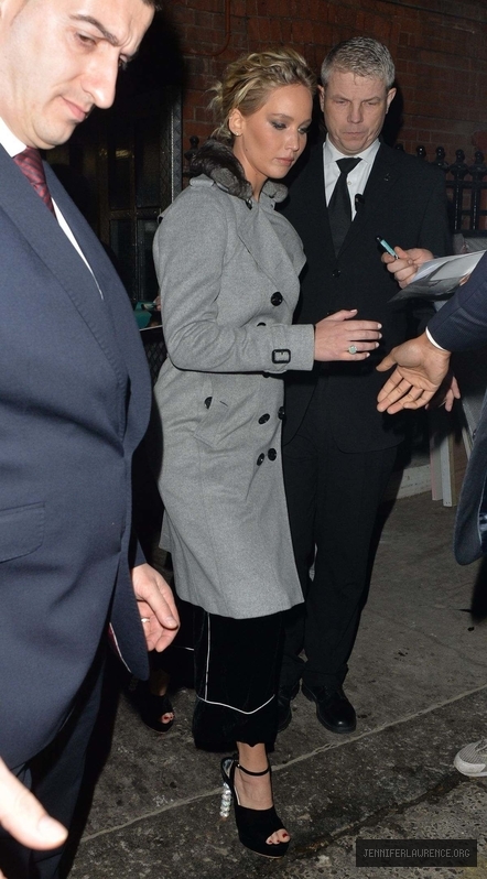 jennifer-lawrence-leaving-her-hotel-in-london-december-01-2016_602121429.jpg