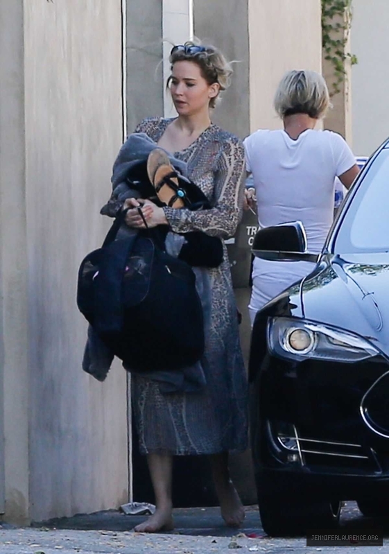 jennifer-lawrence-out-and-about-in-malibu-august-28-2016_1030094241.jpg