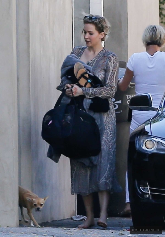 jennifer-lawrence-out-and-about-in-malibu-august-28-2016_1130094241.jpg