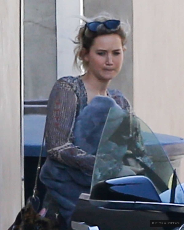 jennifer-lawrence-out-and-about-in-malibu-august-28-2016_430094241.jpg
