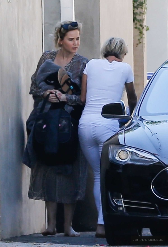 jennifer-lawrence-out-and-about-in-malibu-august-28-2016_730094241.jpg