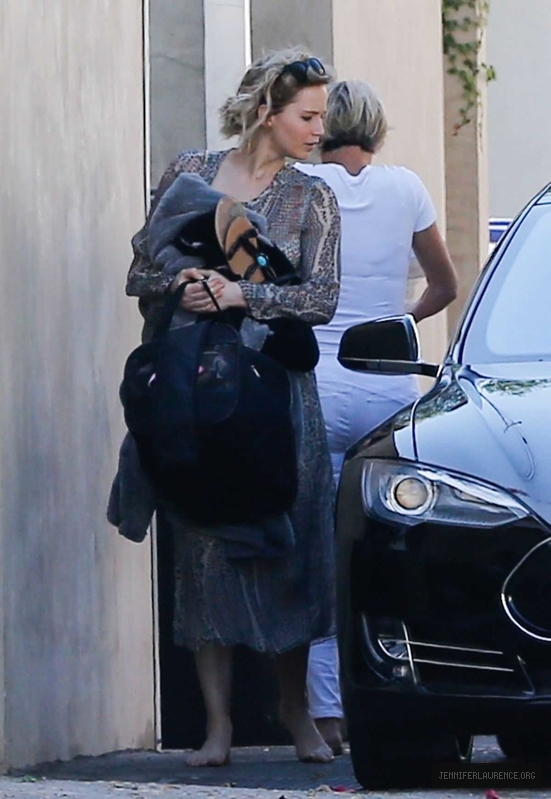 jennifer-lawrence-out-and-about-in-malibu-august-28-2016_830094241.jpg