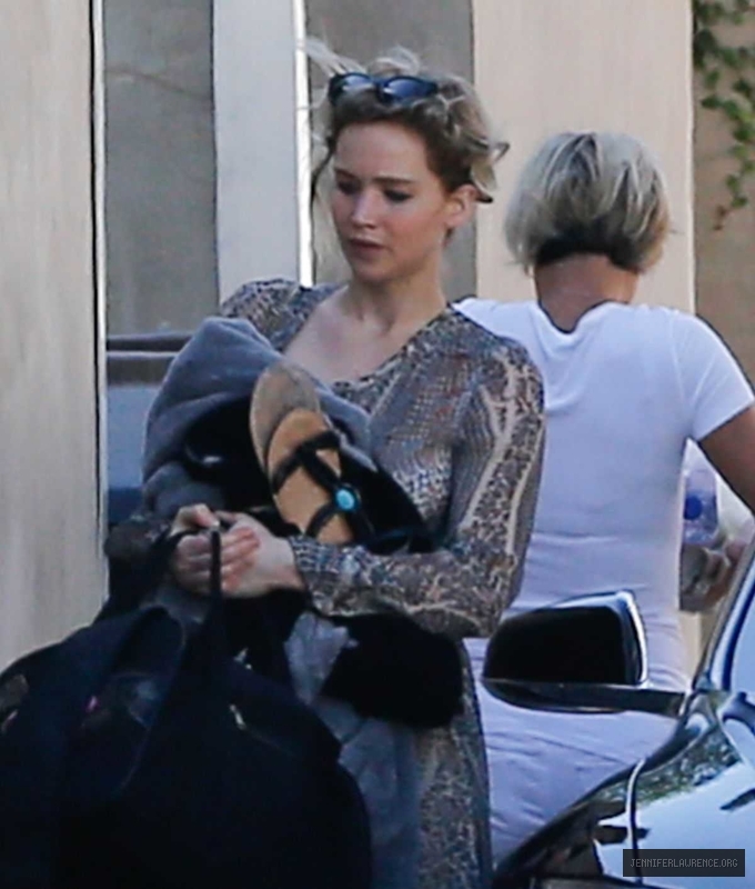 jennifer-lawrence-out-and-about-in-malibu-august-28-2016_930094241.jpg