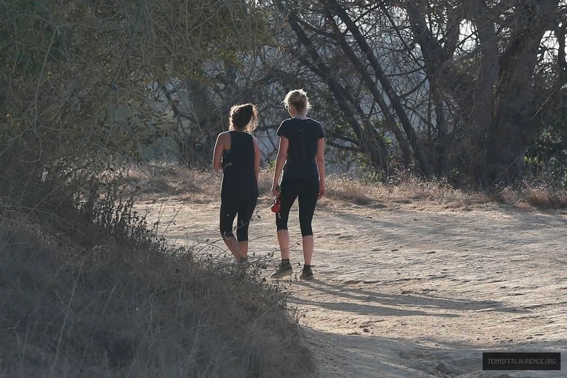 jennifer-lawrence-out-hiking-in-los-angeles-august-28-2016_1430094248.jpg
