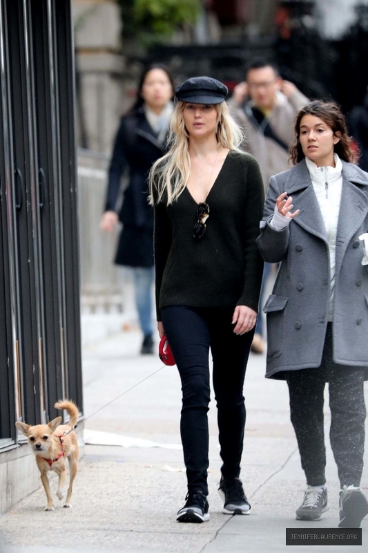 jennifer-lawrence-walks-her-dog-out-in-new-york-november-03-2016_404050418.jpg