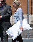 jennifer-lawrence-at-airport-in-florence_504045331.jpg